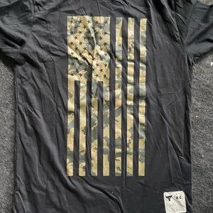 Under armour mens black tee